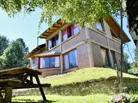 Cabañas de dos ambientes en dos plantas de aprox. 50 m2 cub y en una planta de aprox. 35 m2 cub.