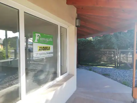 Local comercial de aprox 46 m2 con baño y sector kitchenette.