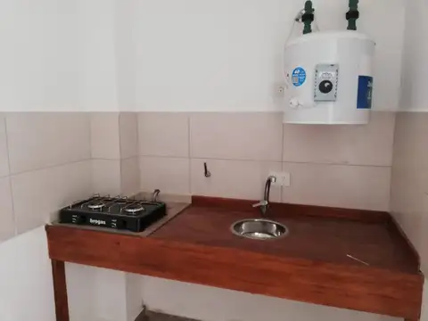 Local comercial de aprox 46 m2 con baño y sector kitchenette.