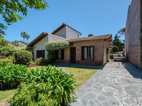 CASA 3 AMBIENTES Y GRAN PARQUE BARRIO CONSTITUCION