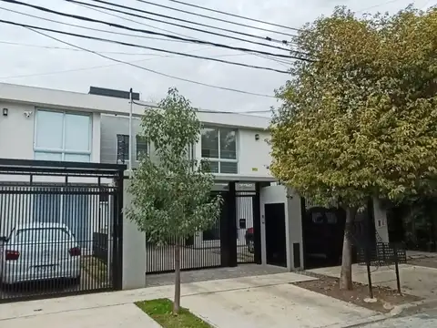 EXCELENTE DUPLEX 4 AMBIENTES CON COCHERA, JARDIN Y 3 BAÑOS. SE ACEPTA PERMUTA Y VEHICULOS. OPRTUNIDAD. ITUZAINGO