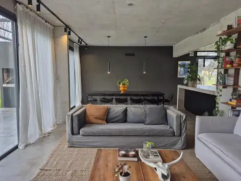 Casa en Venta con 4 cocheras