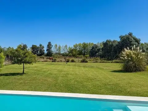 Casa en venta sobre lote de 1.800 m2 en Chacras del Ocho, al lado de Pilará