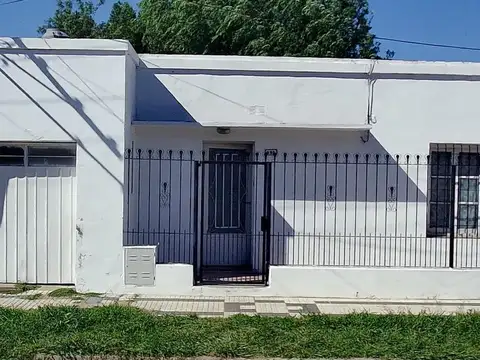 Casa en venta - 2 Dormitorios 1 Baño - 359Mts2 - Carmen de Areco