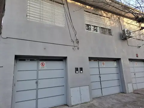 Venta. Duplex 3 ambientes con patio y cochera. Q. C.