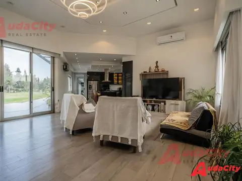 Casa 8 ambientes con 6 baños