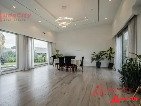Casa en Venta con 5 cocheras
