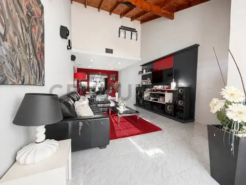 Casa en Venta con 3 cocheras