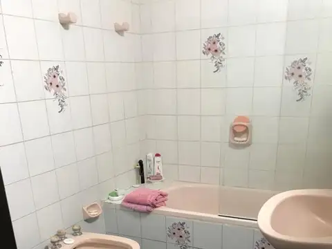 Villa Tesei impecable chalet 4 ambientes con parque y pileta