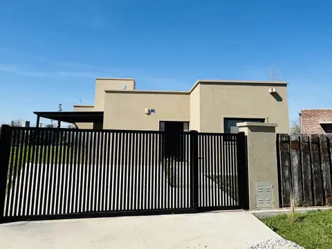 Casa 4 ambientes con 2 baños