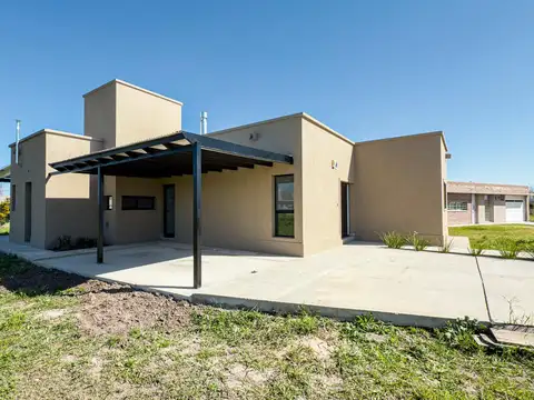 Casa en venta de 2 dormitorios a estrenar con pileta barrio Las Tardes, Roldán