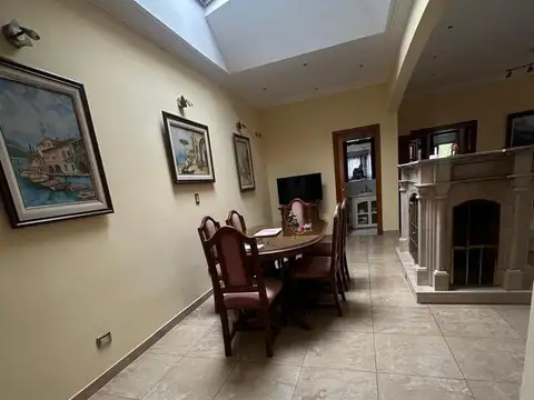 Casa en Venta con 3 cocheras