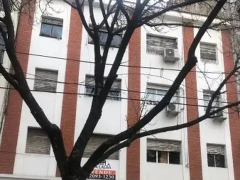 Departamento Dos Dormitorios Frente A Estación Floresta