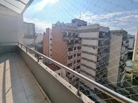 Excelente Semipiso de 3 Ambientes con Gran Balcón Terraza y Cochera