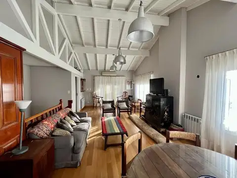 Casa en Venta con 3 cocheras