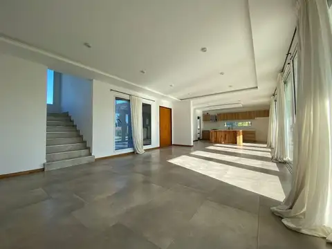 Casa 5 ambientes con 3 baños