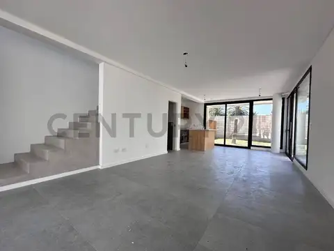 Casa en Alquiler con 1 cochera