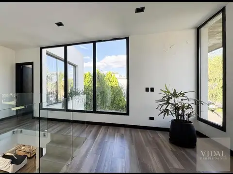 Casa en Venta con 3 cocheras