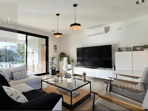 Casa 5 ambientes con 3 baños