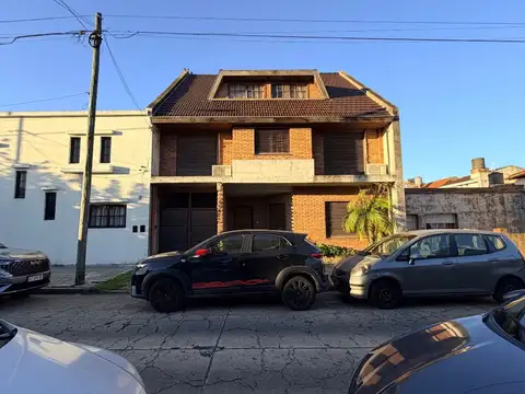 Casa 6 ambientes con 4 baños