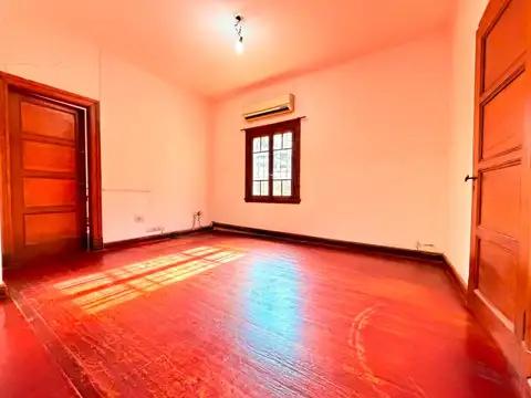 Casa en Alquiler con 2 cocheras
