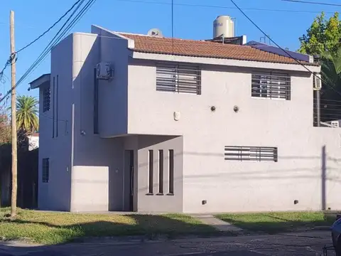 Alquiler de Duplex 3 ambientes con patio y piscina, Castelar Norte.