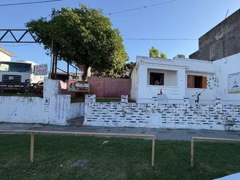 Casa o gran terreno comercial Almafuerte y Artigas