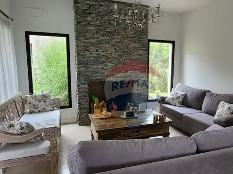 Casa en Alquiler con 2 cocheras