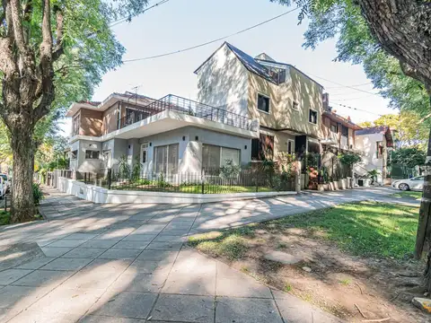 Casa en venta en Olivos con terraza propia