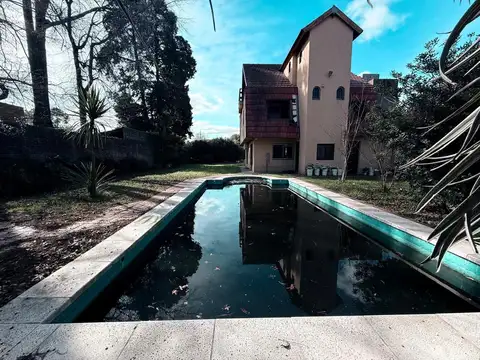 Casa 6 ambientes con 2 baños