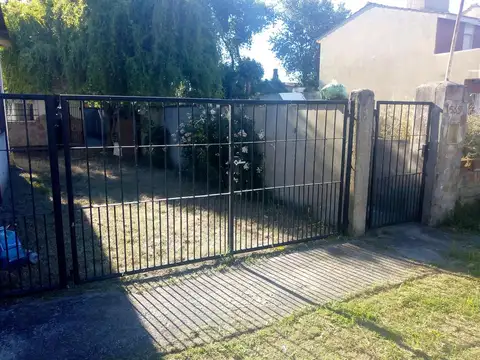 Casa de 4 ambientes con cochera en venta en Santa Teresita