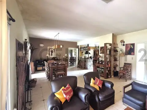 Venta Casa de 5 ambientes en Chacras de Uribelarrea.