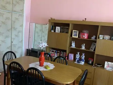 CASA  2 DORMITORIOS CON AMPLIO LOCAL