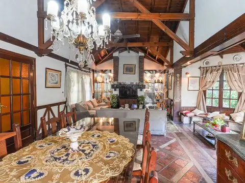 Casa 8 ambientes con 3 baños