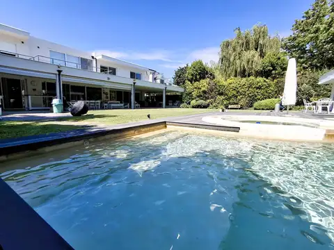 Casa en Venta con 6 cocheras