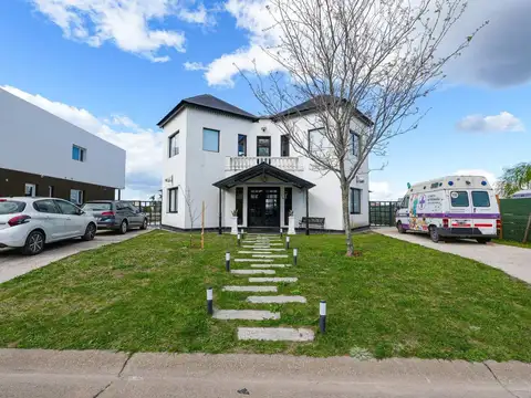 Casa en Venta con 4 cocheras