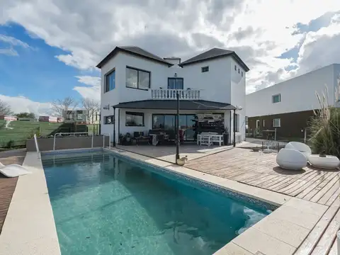 Casa 6 ambientes con 4 baños