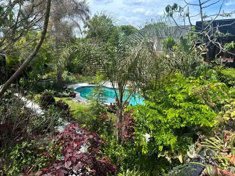 Casa en Venta con 3 cocheras