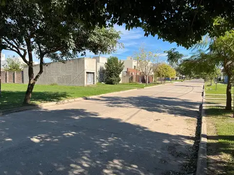 VENTA / LOTE / BARRIO EL BOSQUE / FRENTE NORTE