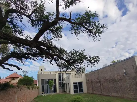 Casa de 2 plantas, a metros del Parque de la Agricultura