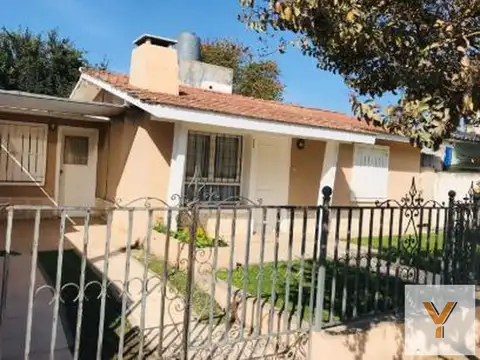 Casa en venta - 2 Dormitorios 2 Baños - Villa Allende
