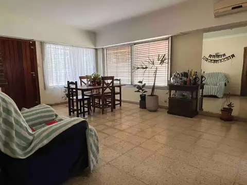 CASA 3 DORM. 1 BAÑO - COCHERA - PATIO - COCHERA - LOBOS