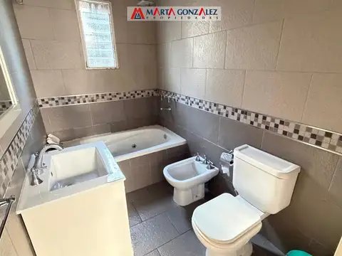 Depto Tipo Casa en Alquiler en Villa Sarmiento, $ 950.000