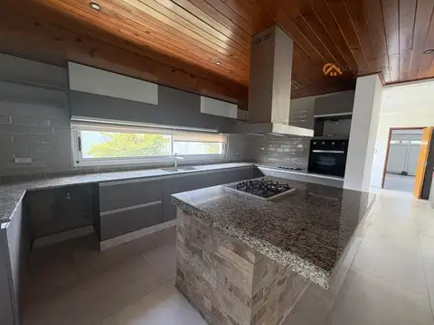 Casa 3 ambientes con 4 baños