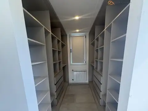 Casa en Alquiler con 2 cocheras
