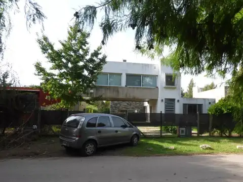 Casa  en venta - 3 dormitorios 2 baños - Cochera -  873 mts2 - City Bell