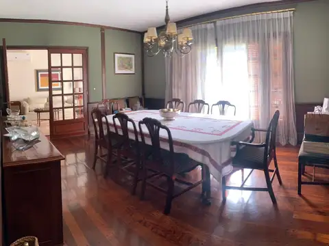 *IMPORTANTE CHALET SOBRE 4 LOTES  *ESTILO INGLES , CARPINTERIA DE 1ER NIVEL, MUEBLES A MEDIDA