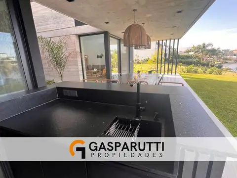 Casa en Venta con 6 cocheras