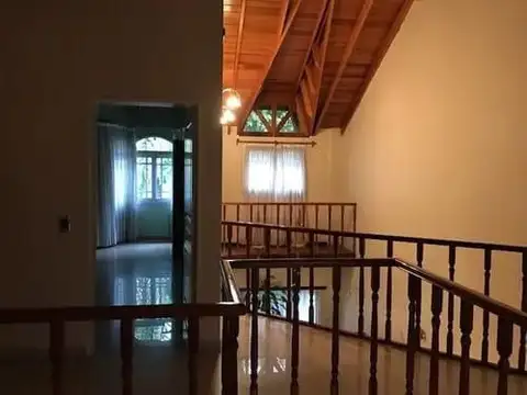 EXCELENTE CHALET 4 AMBIENTES CON COCHERAS Y JARDÍN
