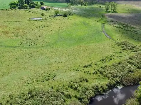 Chacra con casa y galpón, costa con arroyo Valdez
